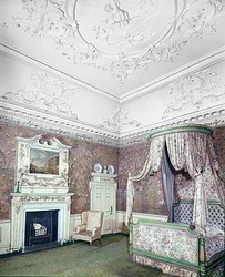 El dormitorio estatal con techo de James Paine (1717-89) y papel tapiz chino de Robert Adam (1728-92) c.1760-70